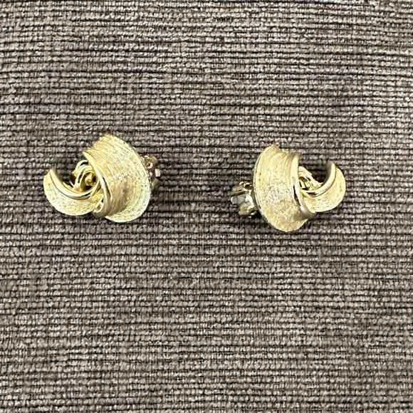 Lisner used worn Chic Gold-Tone Swirl Earrings - Picture 1 of 3